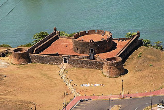 Колониальная Зона с крепостью Сан Фелипе